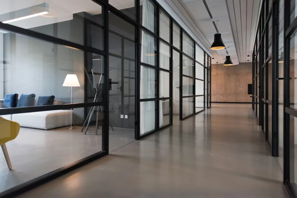 couloirs de bureaux d'entreprise