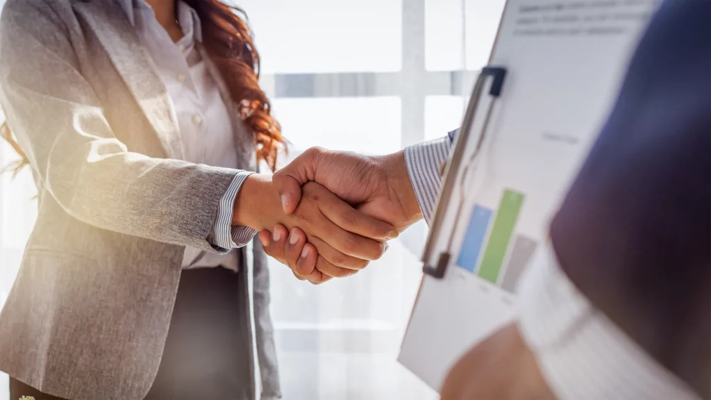 deux chefs d'entreprises concluent un contrat de vente